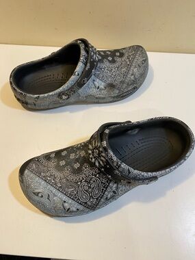 CROCS Men's  Black & Gray Paisley Clogs Sz 12